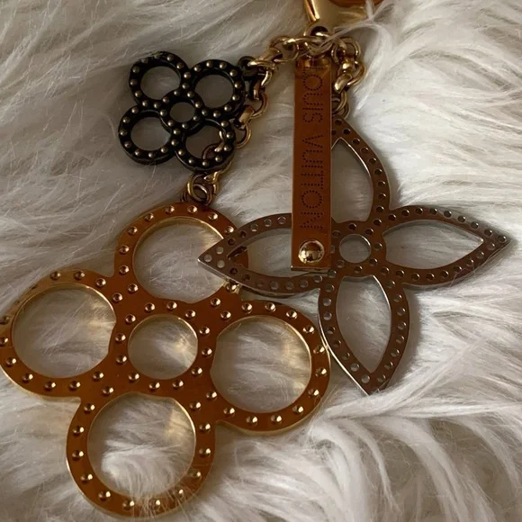 LV Fleur d’Épi Bag Charm / Key Holder ✨ - Picture 5 of 15